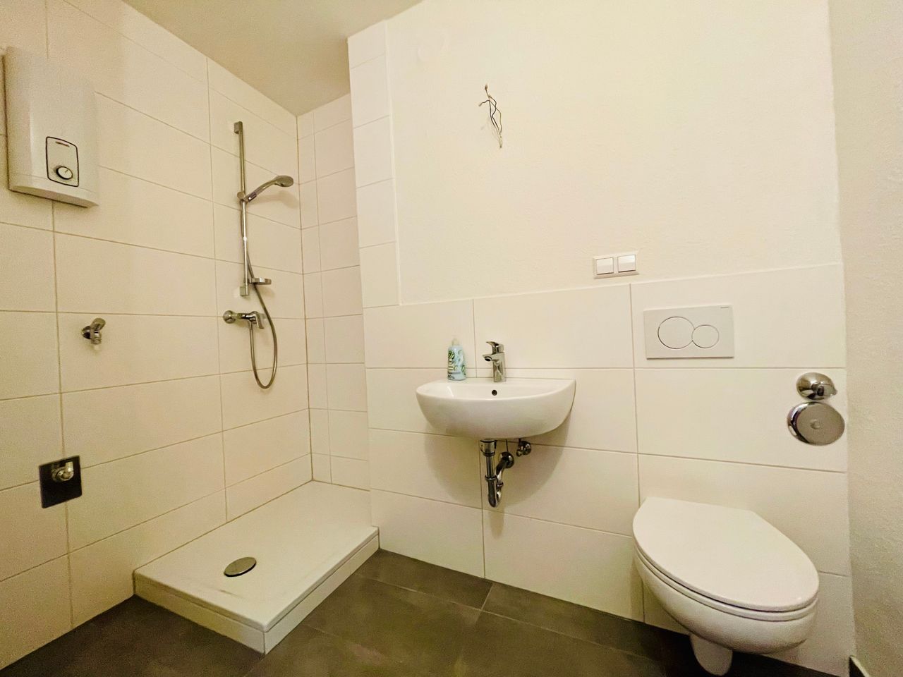 Schwetzingerstadt – Erstbezug nach Sanierung! 1 ZKD/Balkon-Wohnung mit Einbauküche - Photo 3