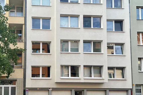 Gepflegtes Mehrfamilienhaus mit 15 Wohneinheiten und 4 Garagen inmitten von Derendorf