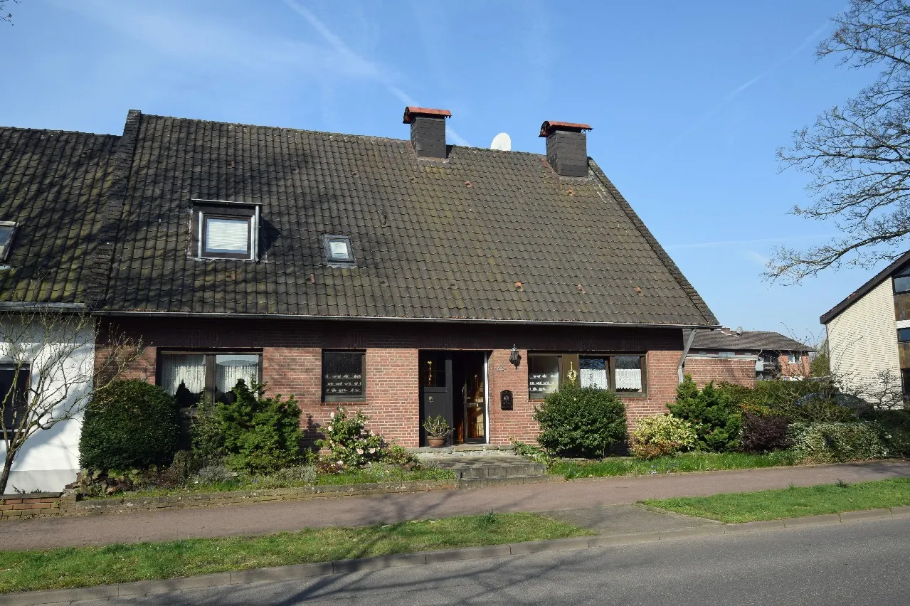 Hier ist Platz für die ganze Familie: Wohnhaus mit Einliegerwohnung und Bauland in 41379 Brüggen