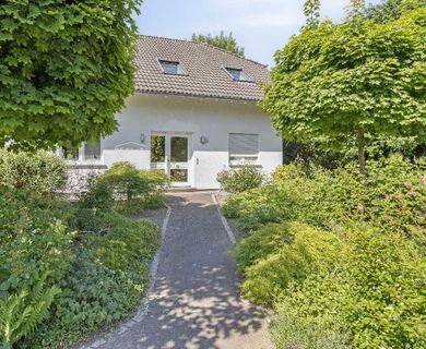 Bezugsfreies 1-2 Familienhaus auf riesigem Traumgrundstück in Ratingen