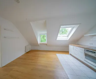Ratingen-Süd: Gemütliche 3-Zimmer-Dachgeschosswohnung mit EBK und Gartenmitbenutzung im Grünen - Photo 1