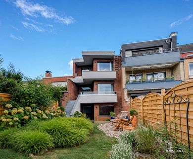 Modernes Split-Level-Haus mit Kamin und idyllischem Garten