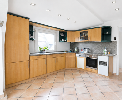 Helle ca. 80 m² große 2-Zimmer-Maisonettewohnung mit Spitzboden, Einbauküche und Tageslichtbad - Photo 3