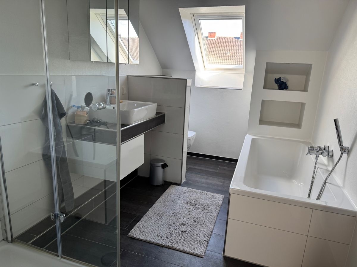 Das modernisiert Bad mit Wanne, Dusche