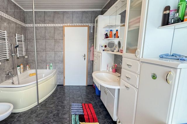 Tageslichtbad mit Wanne und Dusche