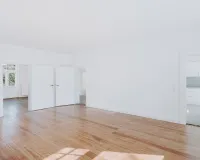 Wohnzimmer mit Verbindungstüren