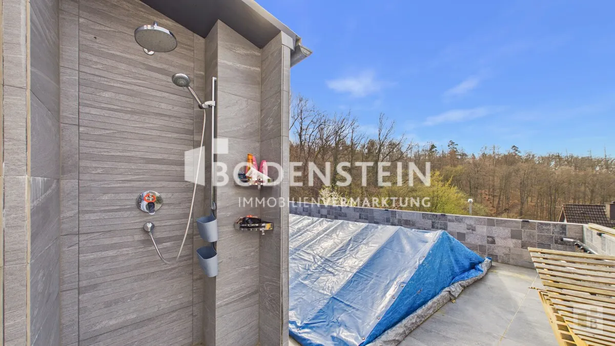 Außendusche mit Blick auf den (noch) geschlossenen Pool