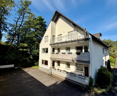 Naturnah wohnen: 3-Zimmer-Wohnung im Erdgeschoss mit Loggia und Garage