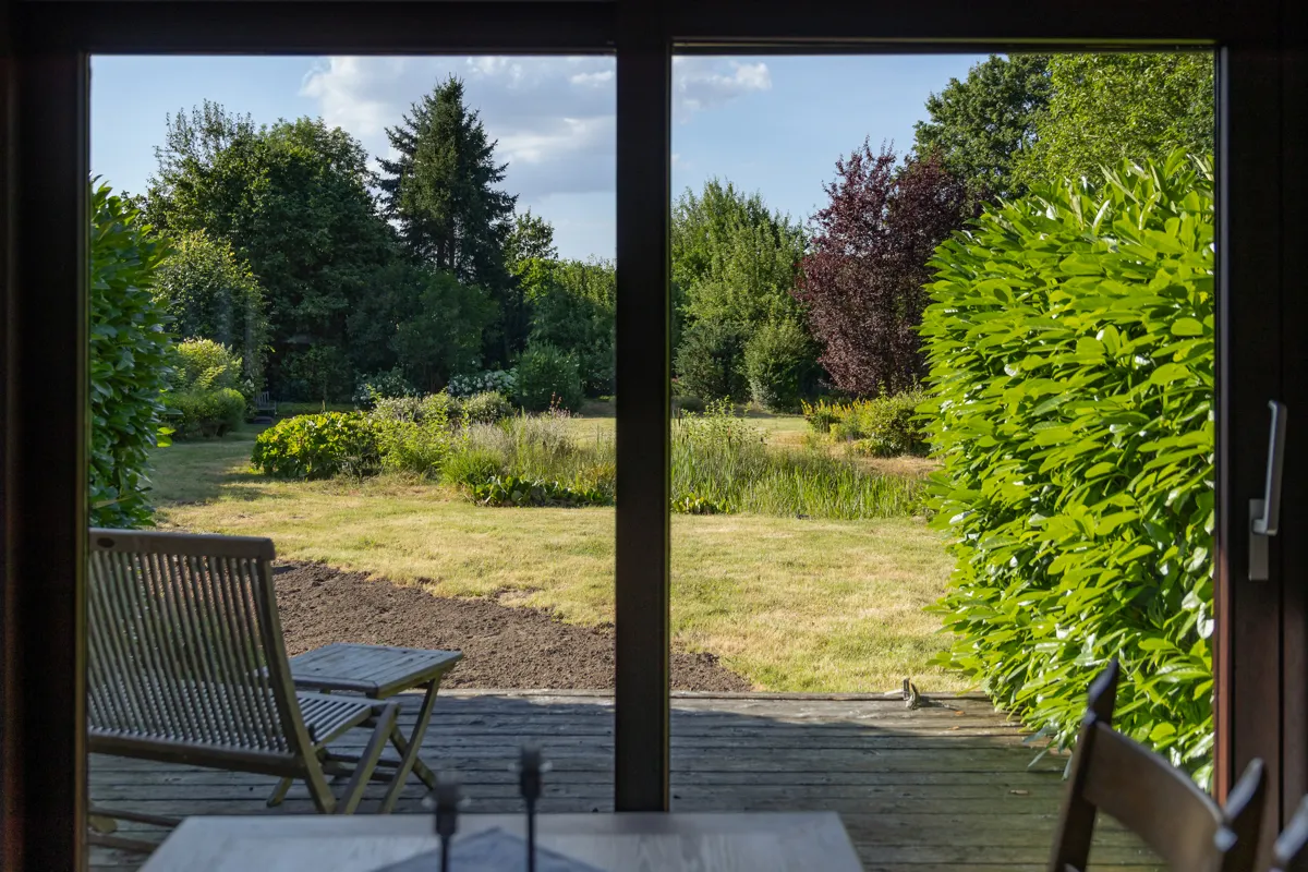 Blick vom Esszimmer in den Garten