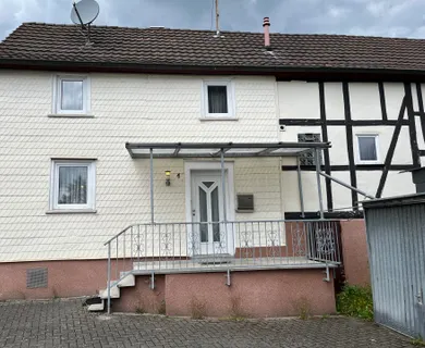 **PREISREDUZIERUNG** 
Solides Einfamilienhaus mit Gestaltungsspielraum in ruhiger Ortsrandlage!