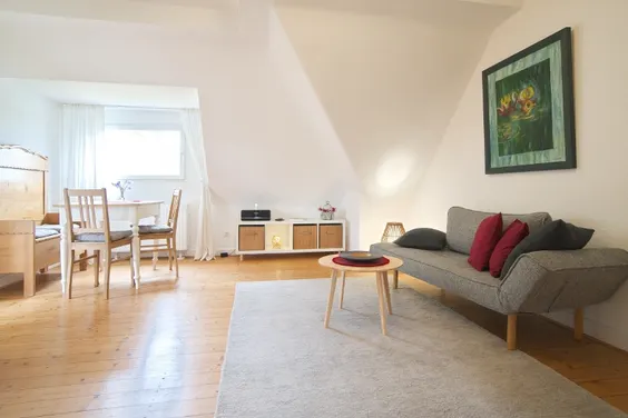 Zum Wohlfühlen: Charmante Dachgeschosswohnung in gehobener Wohnlage, liebevoll eingerichtet und komplett ausgestattet, für flexible Zeiträume