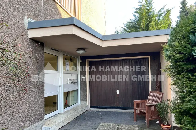 Eingang und Garage 48