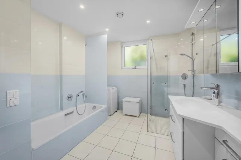 Bad im Souterrain mit Dusche