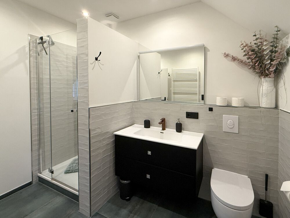 Vorne links - Duschbad