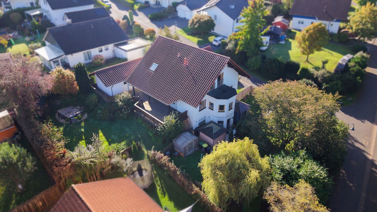 Gepflegtes Einfamilienhaus mit vermieteter ELW auf Erbpachtgrundstück in Randlage von Windeck-Rosbach!