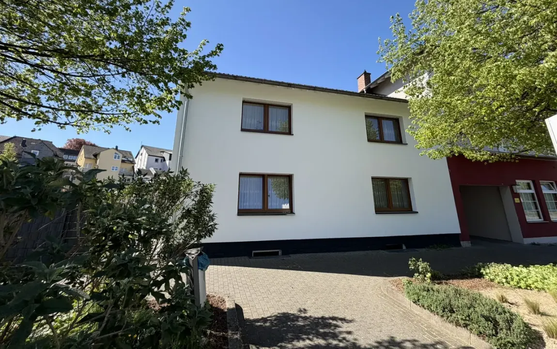 Vollständig saniertes Einfamilienhaus mit kleinem Innenhof in zentraler Lage von Wissen!