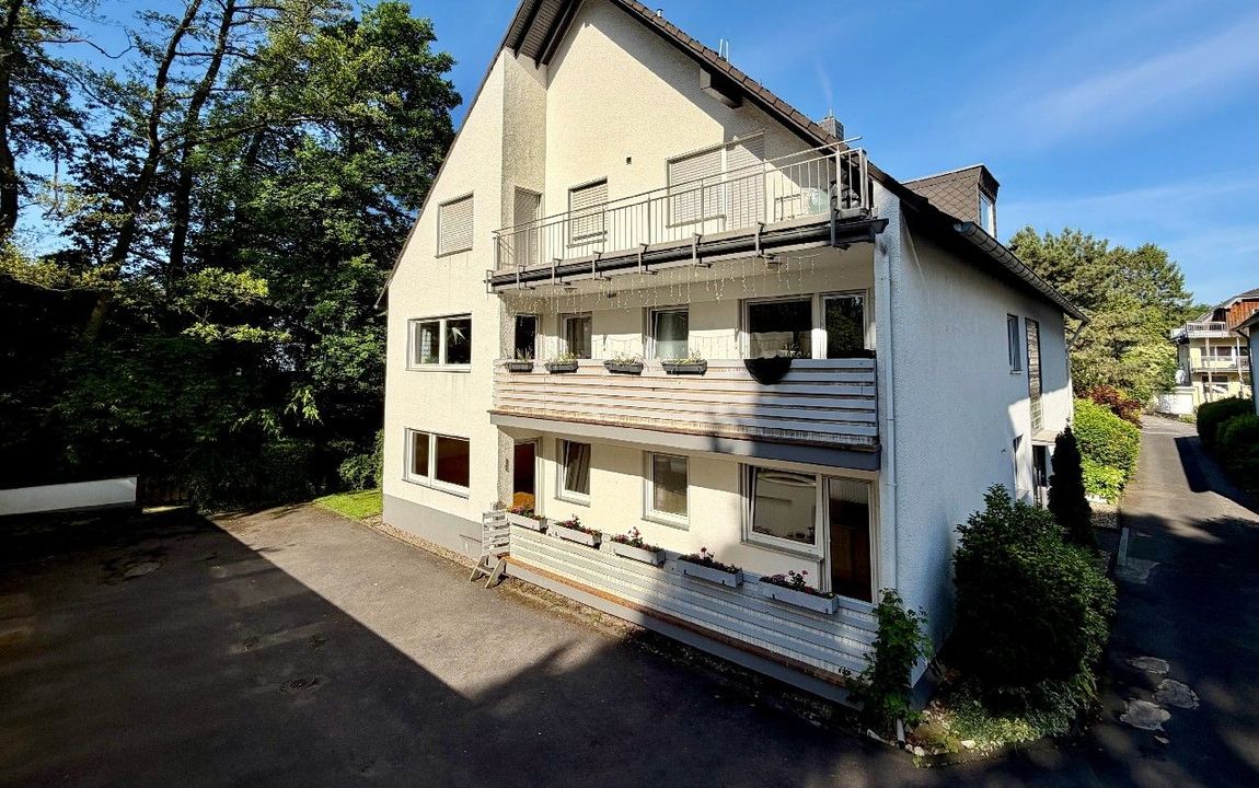 Naturnah wohnen: 3-Zimmer-Wohnung im Erdgeschoss mit Loggia und Garage