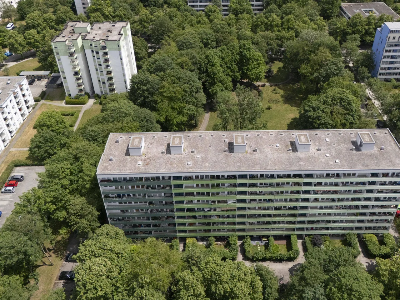 Gebäude mit Parkanlage