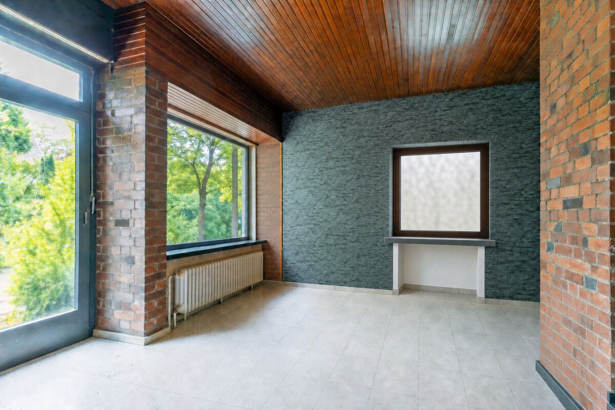 Offener Kamin mit Sitzbank
