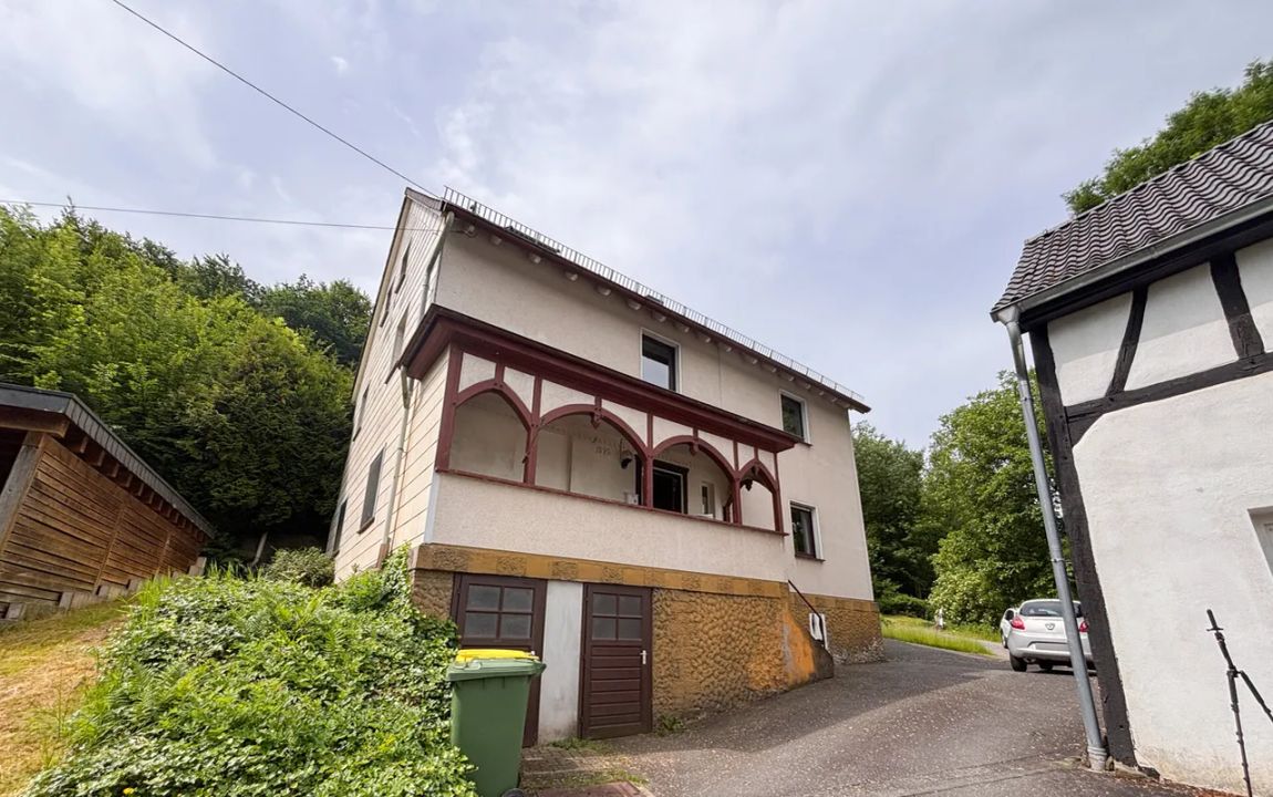 Ein-/Zweifamilienhaus mit großzügigem Hanggrundstück in idyllischer Lage von Windeck!