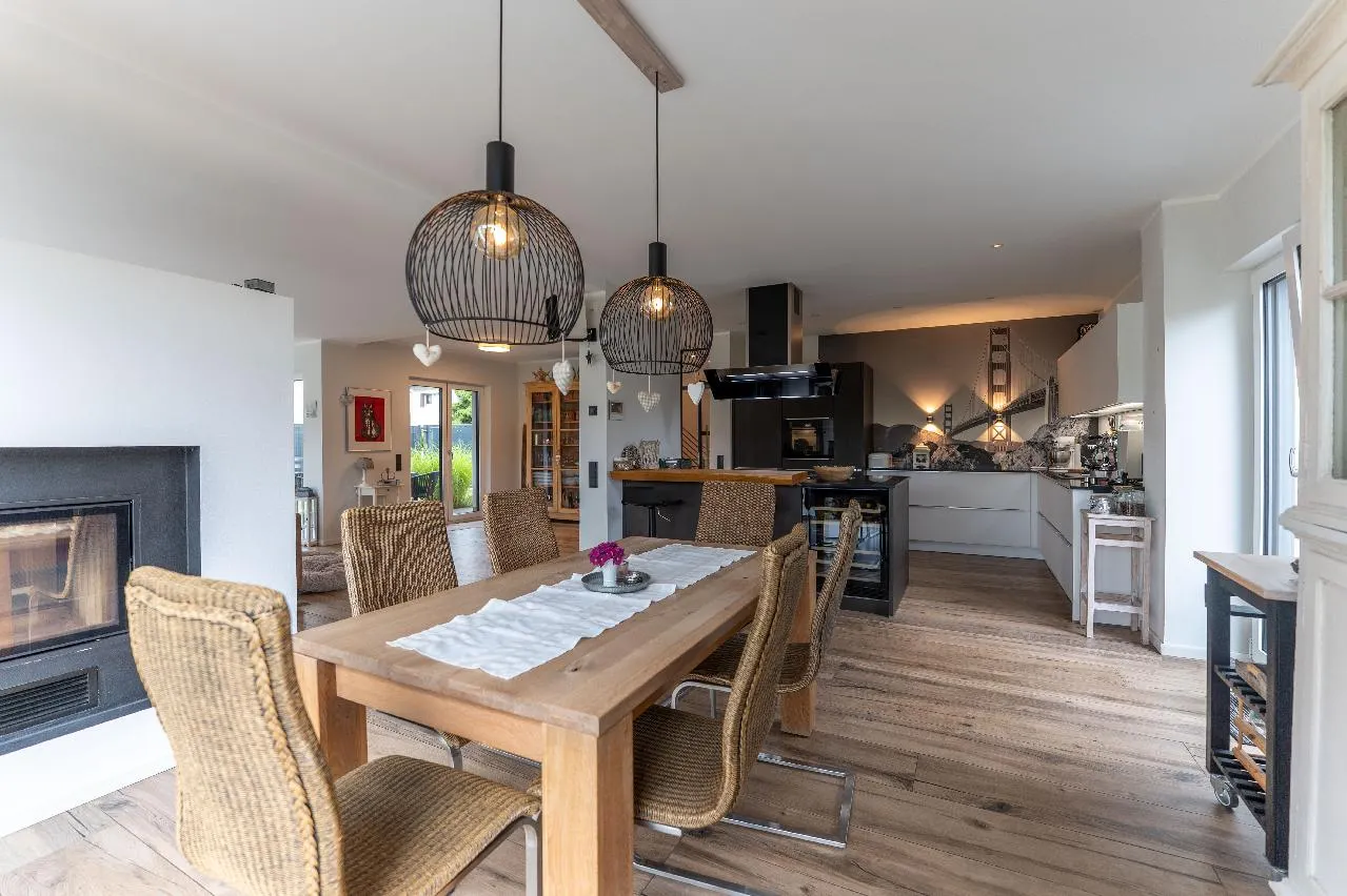 Wohnbereich mit Kamin und mehreren Zugängen zum liebevoll angelegten Garten