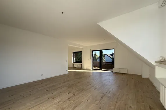 ATTRAKTIVE DG-WOHNUNG IM MAISONETTESTIL MIT SÜDBALKON IN ST. TÖNIS!
