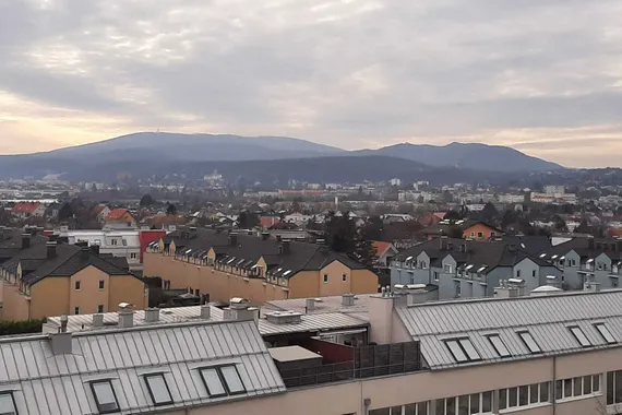 LOGGIAMIETE/ TRAUMHAFTER FERNBLICK! 3 getrennte Zimmer, Einbauküche, Fliesenbad, 22 m2 Freifläche, Gesamtmiete € 980,--