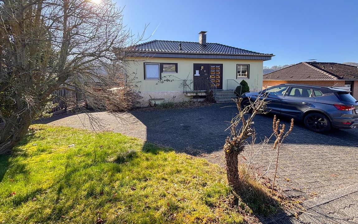 Attraktiver Bungalow mit sonnigem Balkon und toller Aussicht in ruhiger Lage von Windeck!