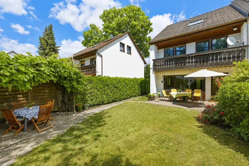 Hausansicht Süd mit Garten