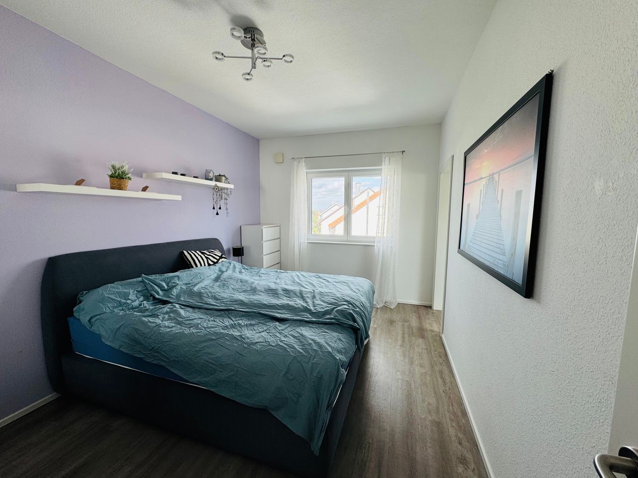 Moderne 2-Zimmer-Dachgeschosswohnung mit Aufzug, Balkon, Einbauküche und 2 PKW-Stellplätzen - Foto 3