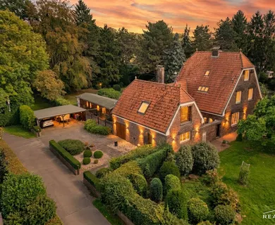 CHARAKTERHAUS AUF EINDRUCKSVOLLEM GARTENGRUNDSTÜCK IN KREFELD-HÜLS