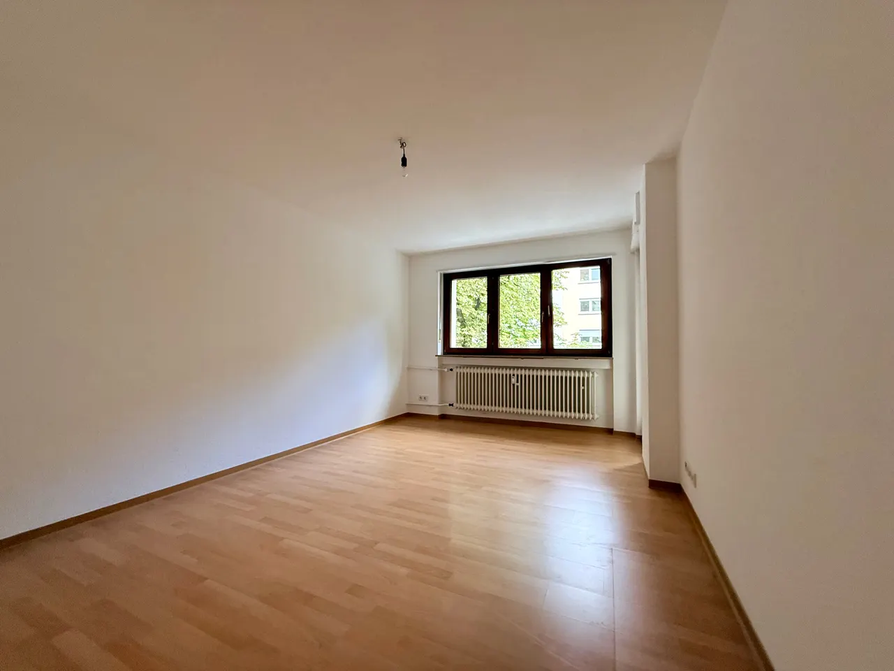 Wohnzimmer mit Balkon Zugang