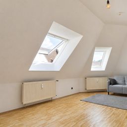 Helle ca. 45m² große 2-Zimmer-Dachgeschosswohnung mit Tageslichtbad