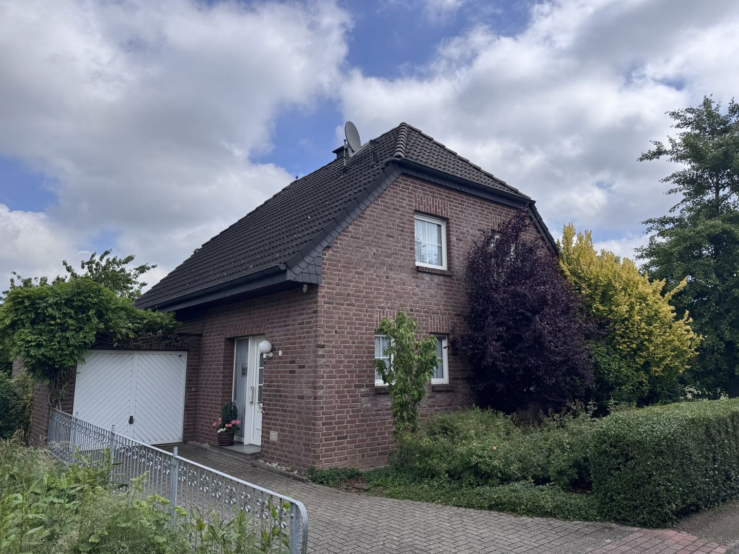Gemütliches Einfamilienhaus mit Garage und pflegeleichtem Garten