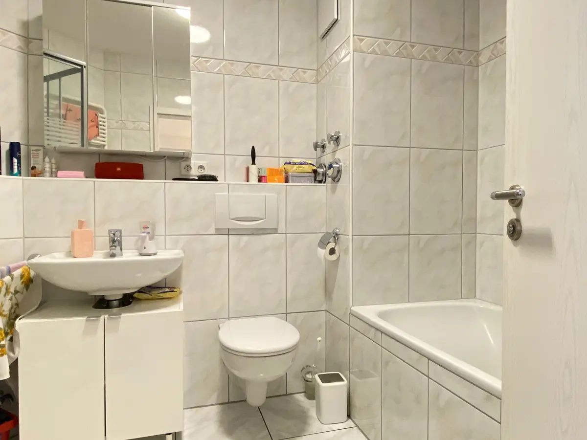 Bad mit Dusche und Wanne