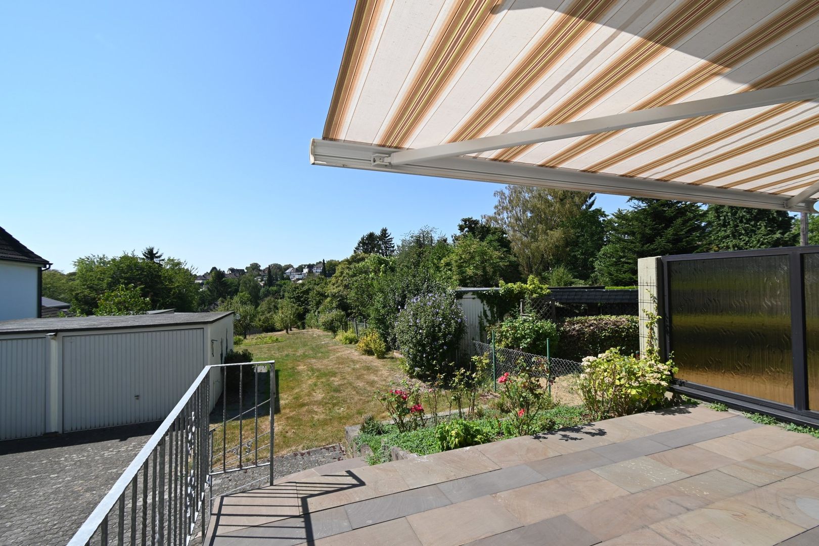 Helle Erdgeschosswohnung mit großer Terrasse und Gartennutzung