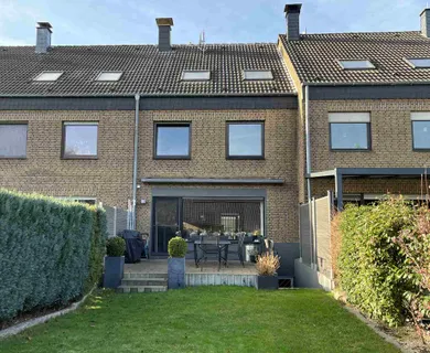 Modernes Reihenhaus mit viel Platz und Garage in Moers-Asberg!