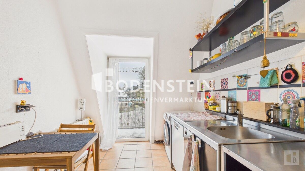 Küche mit Ausgang zum hinteren Balkon