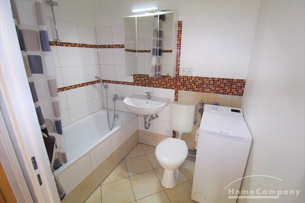 Bad mit Wanne und Waschmaschine