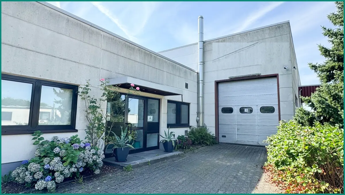 Zugang zum Büro-Anbau und Zufahrt zur Garage mit Hallenanbindung
