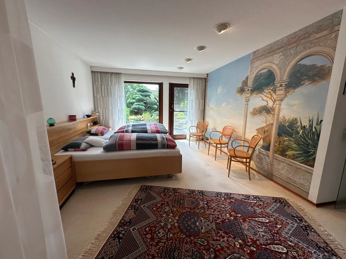 Vom Schlafzimmer können Sie in den Garten gelangen.