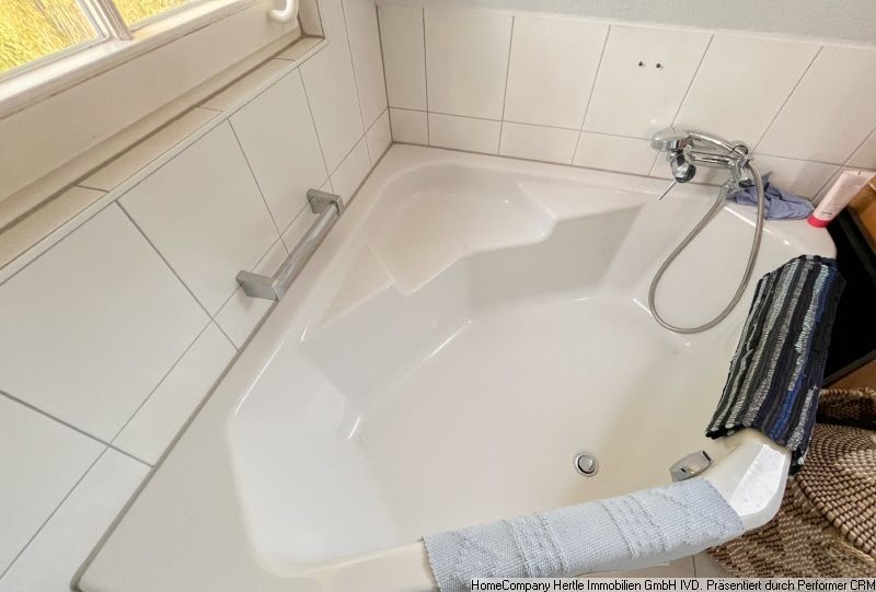 Badewanne im gro&szlig;en Badezimmer