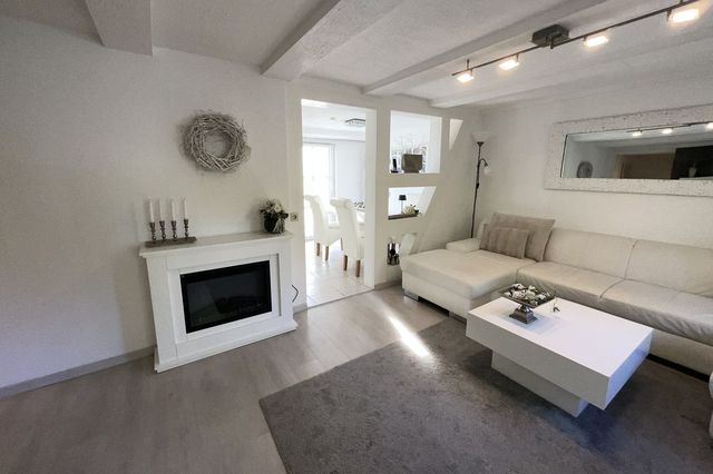 Wohnzimmer mit dekorativem Kamin