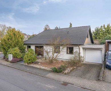 Freistehendes Einfamilienhaus mit Doppelgarage und großzügiger Wohnfläche in Ratingen-Homberg