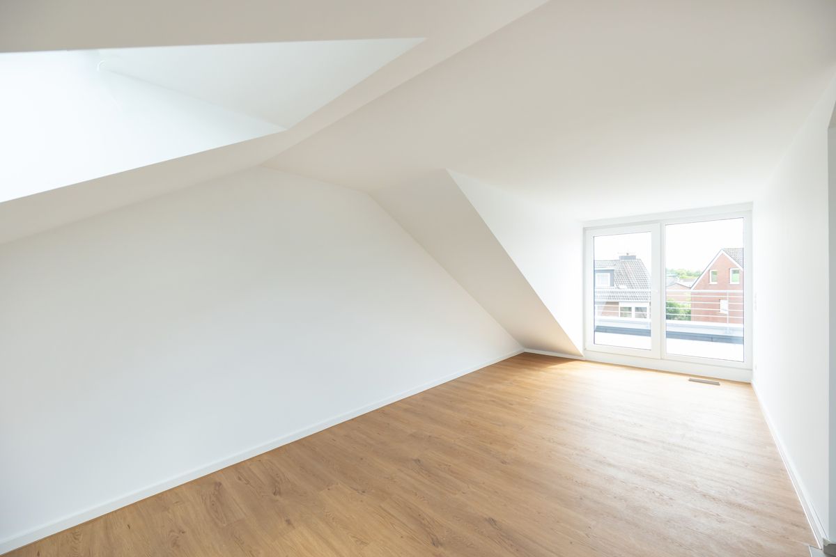 Das große, lichtdurchflutete  Studio im Dachgeschoss