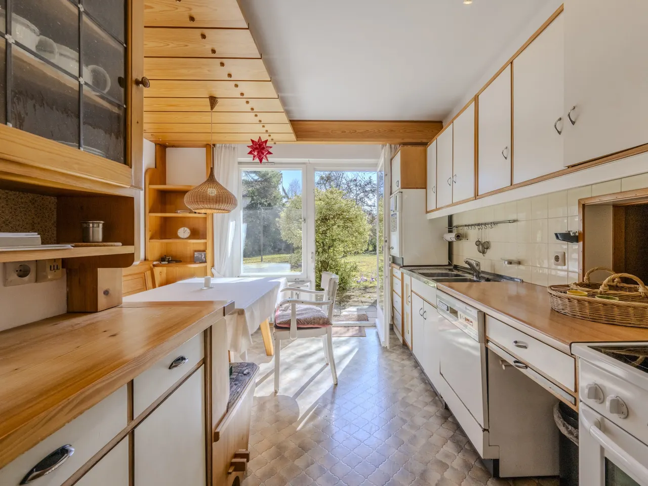 Küche mit Gartenausgang