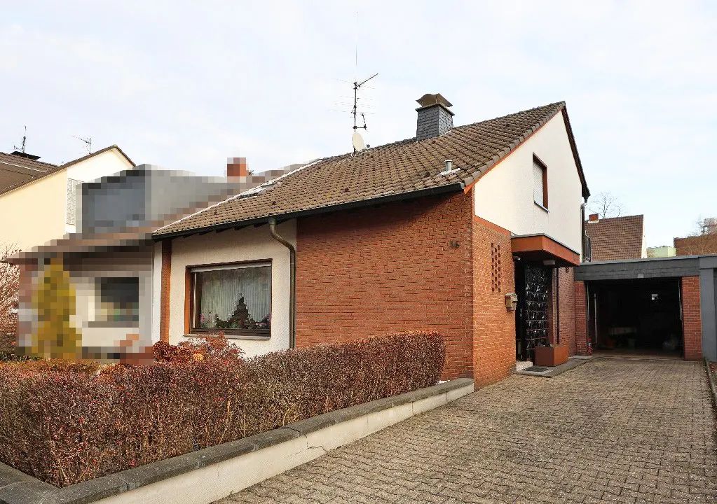 Solide Doppelhaushälfte mit Doppelgarage in zentraler Lage