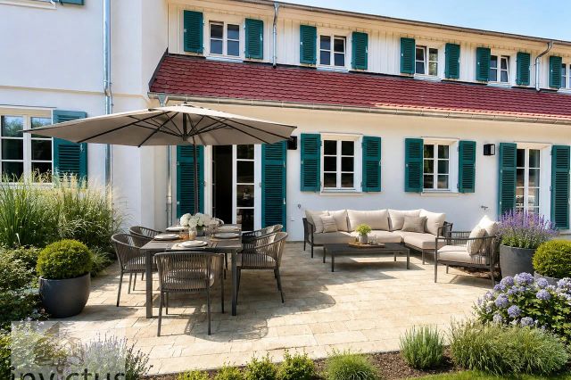 KI - Sonnige Terrasse mit türkisfarbenen Fensterläden