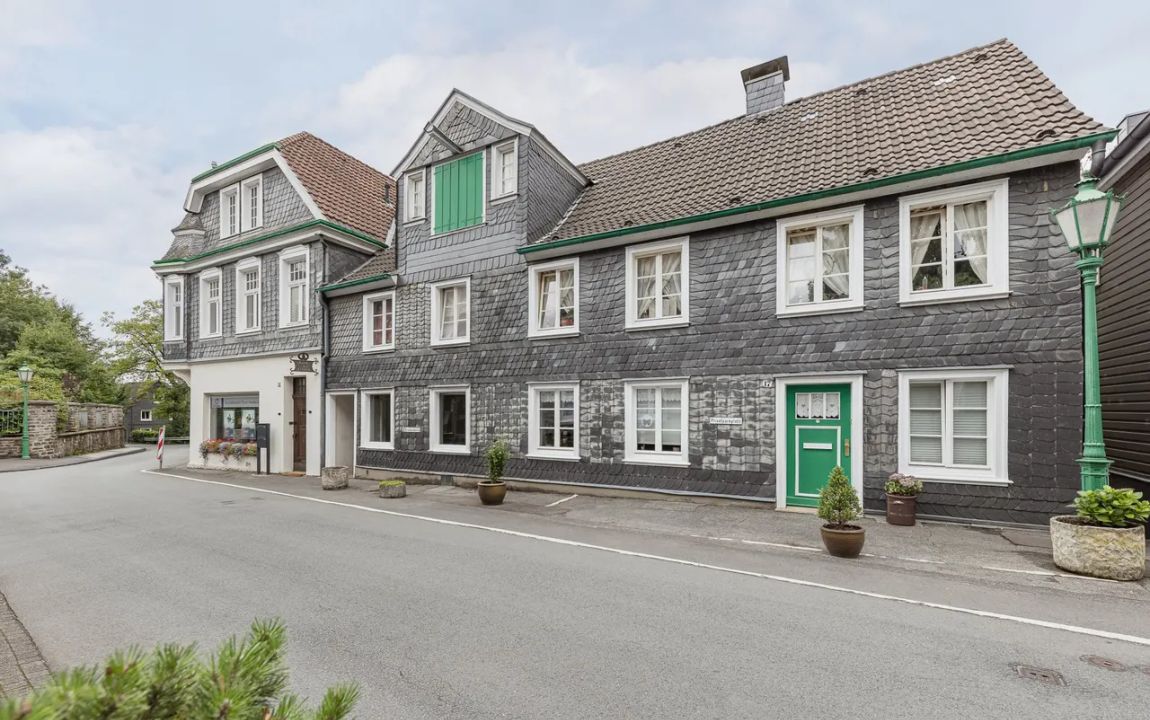 Denkmalschutz trifft Altbaucharme: Wohn- und Geschäftshaus mit Stellplätzen und Hoffläche!