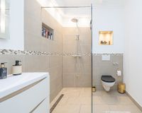 Separates WC mit Dusche